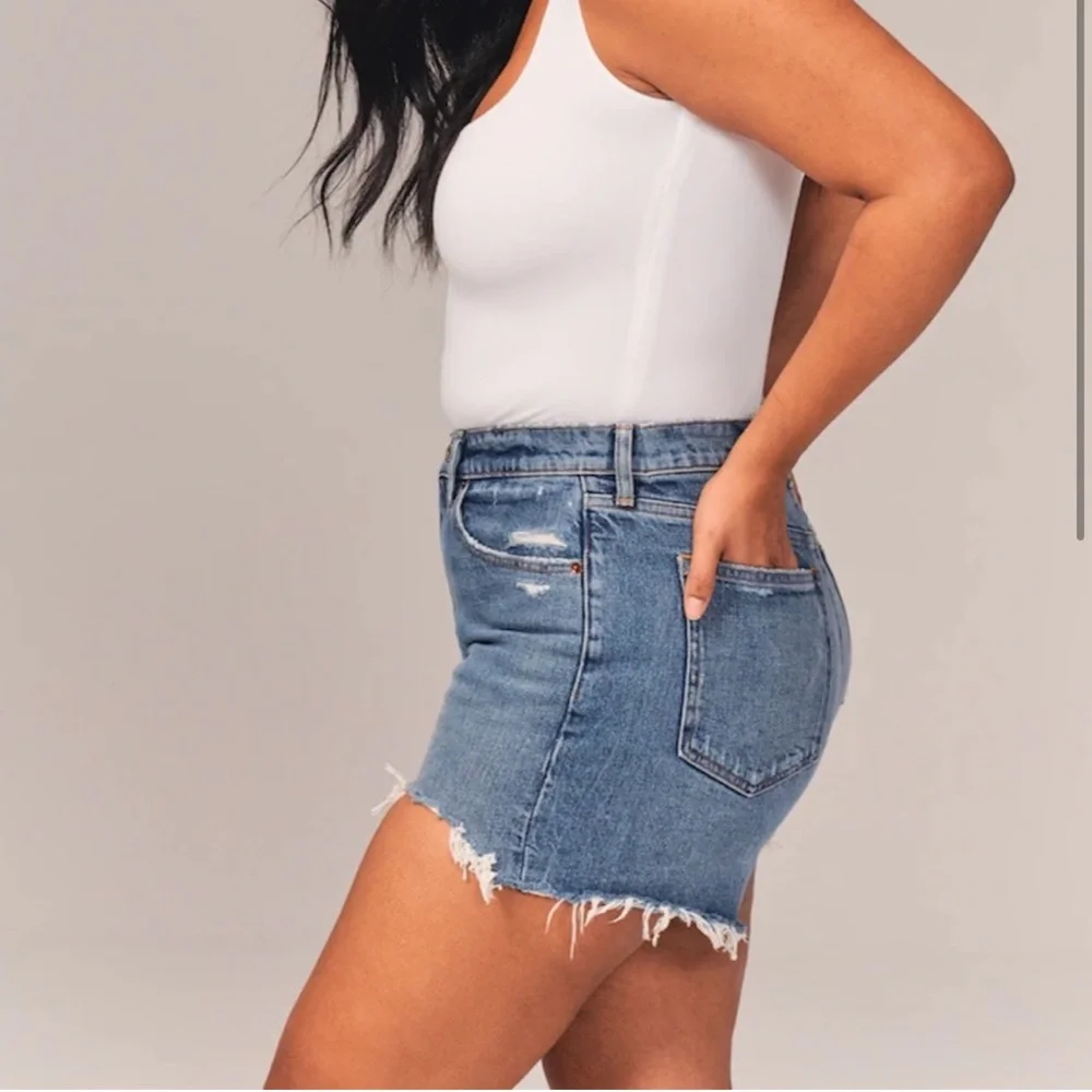 Abercrombie & Fitch Mom‎ High Rise Distressed Denim Shorts 24